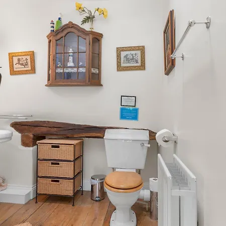 Pass The Keys Stunning 4 Bed Barn Conversion Hot Tub 펜션 레이크 사이드