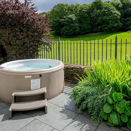 Vakantiehuis Pass The Keys Stunning 4 Bed Barn Conversion Hot Tub Lakeside