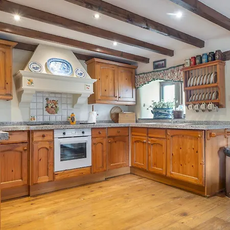 펜션 Pass The Keys Stunning 4 Bed Barn Conversion Hot Tub