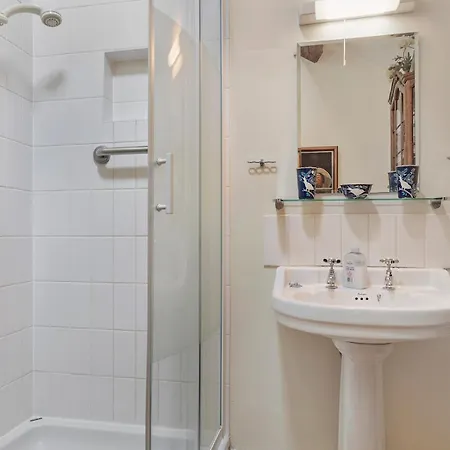 Pass The Keys Stunning 4 Bed Barn Conversion Hot Tub * Lakeside