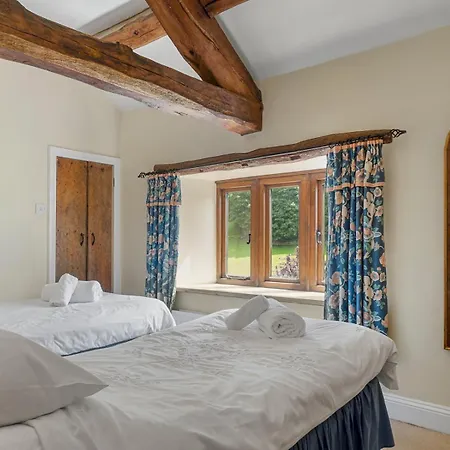 Tatil Evi Pass The Keys Stunning 4 Bed Barn Conversion Hot Tub