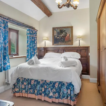 Pass The Keys Stunning 4 Bed Barn Conversion Hot Tub Tatil Evi