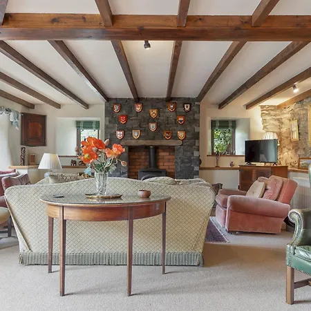 Tatil Evi Pass The Keys Stunning 4 Bed Barn Conversion Hot Tub *